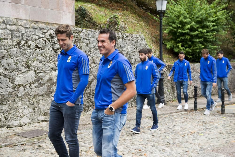 El Real Oviedo realiza la ofrenda floral a la Virgen de Covadonga