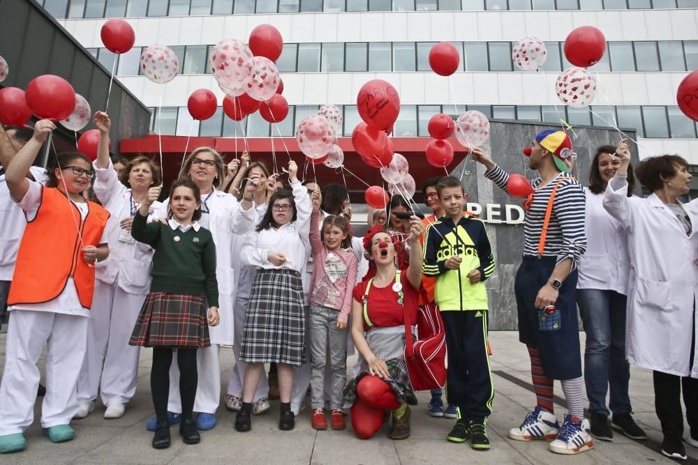 Suelta de globos en el HUCA por el día del niño hospitalizado