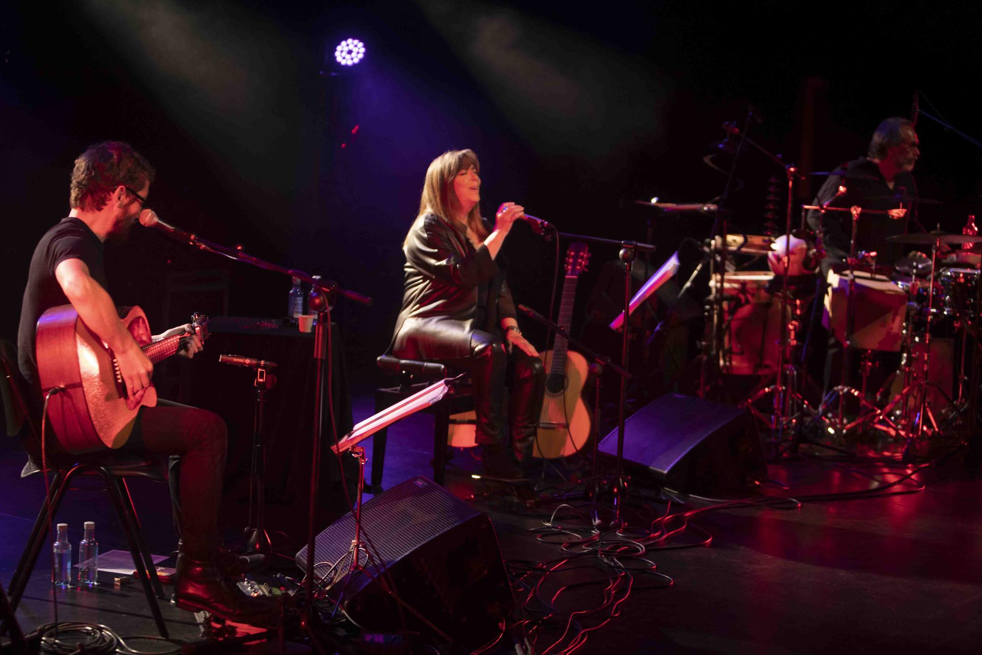 Así fue la actuación de María del Mar Bonet y Borja Penalba en el Gran Teatre de Xàtiva