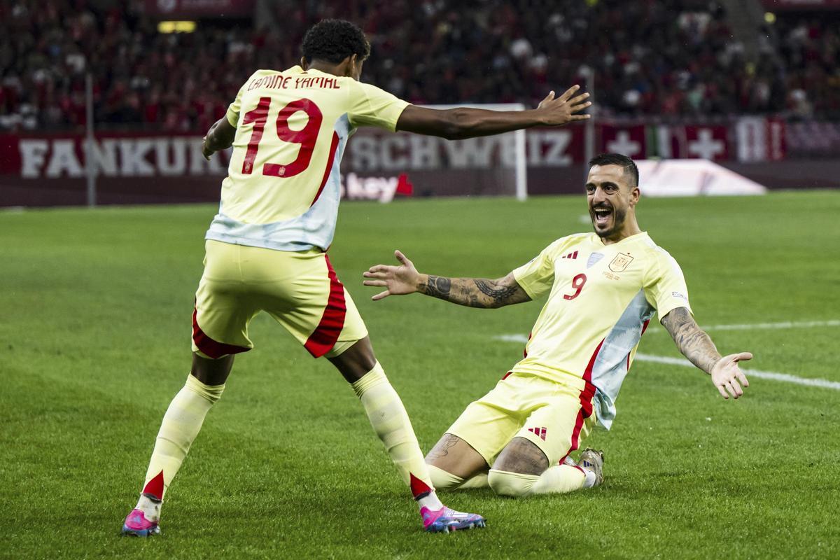 Joselu busca el abrazo de Lamine Yala tras el primer gol de España ante Suiza.