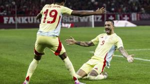 Joselu busca el abrazo de Lamine Yala tras el primer gol de España ante Suiza.
