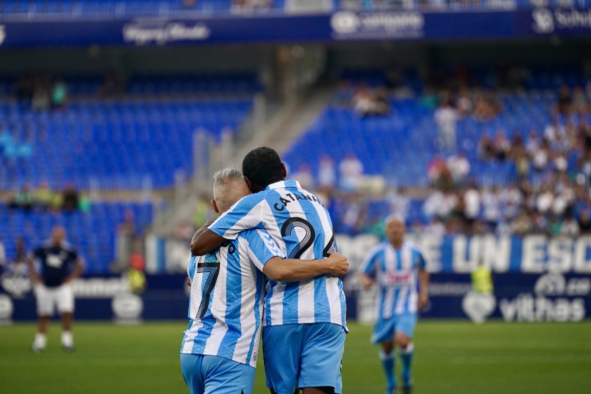 Las leyendas del Málaga CF vuelven a pisar el césped de La Rosaleda