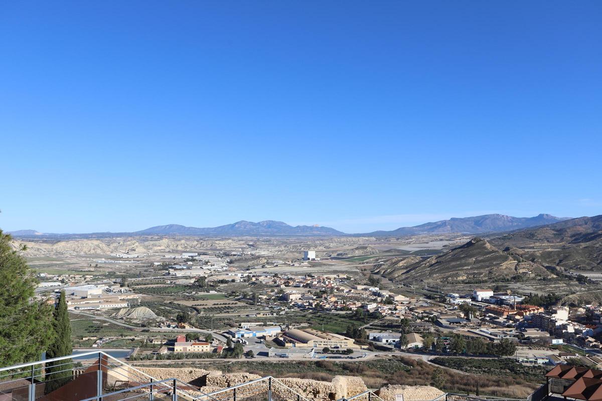 La Peña Rubia de Zarzadilla vista desde el Castillo de Lorca y, a la derecha, Sierra Espuña.