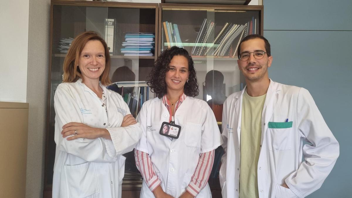 De izquierda a derecha, Verónica Mas, Sausan Sayed, directora médica de Atención hospitalaria, y Alberto Herrera.