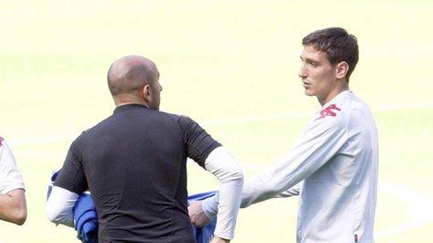 Stefan Scepovic controla un balón ante Luis Hernández.