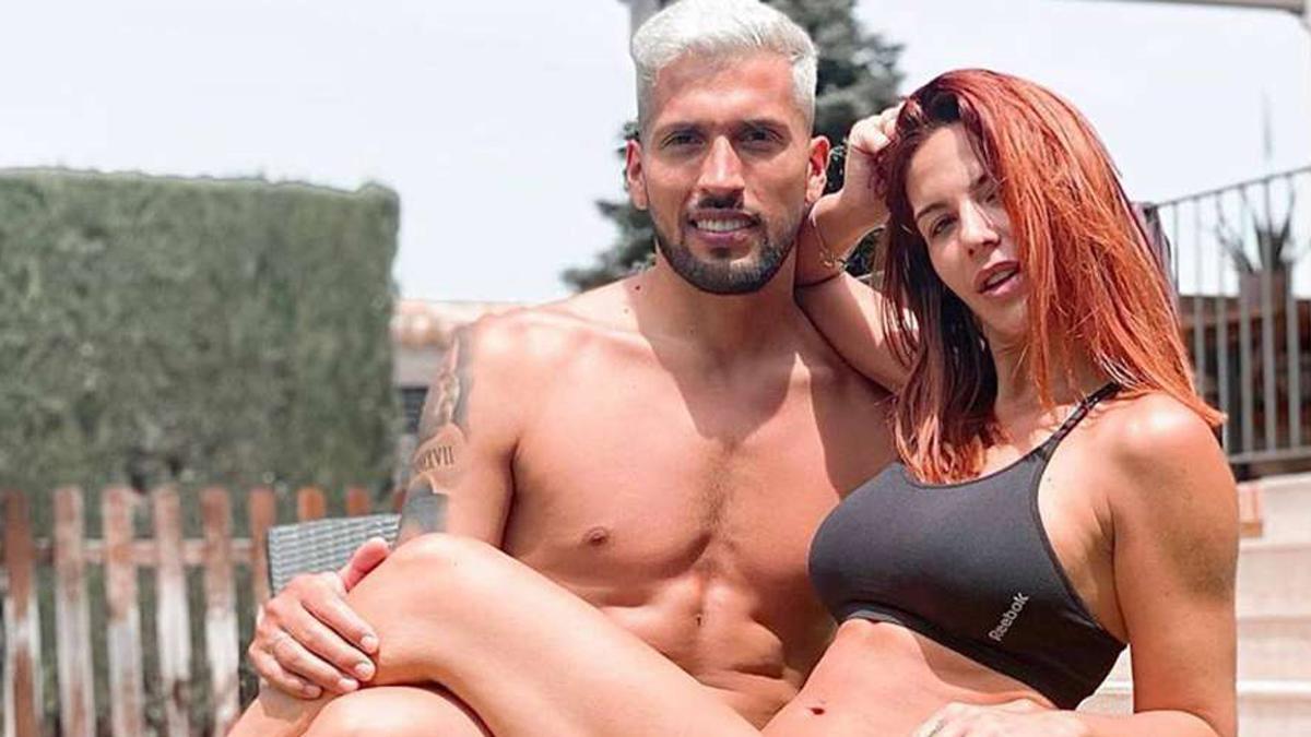 Ezequiel Garay, con Tamara Gorro en brazos