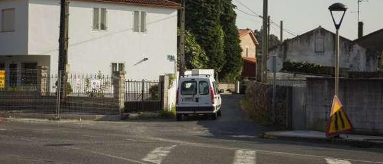 El Concello colocó ayer una señal al inicio de la calle. // Bernabé/A. A.