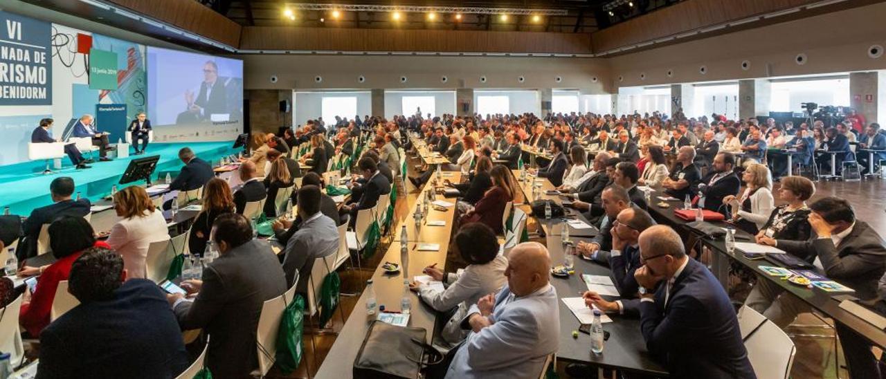 Un congreso celebrado en un salón de un hotel de Benidorm totalmente abarrotado.