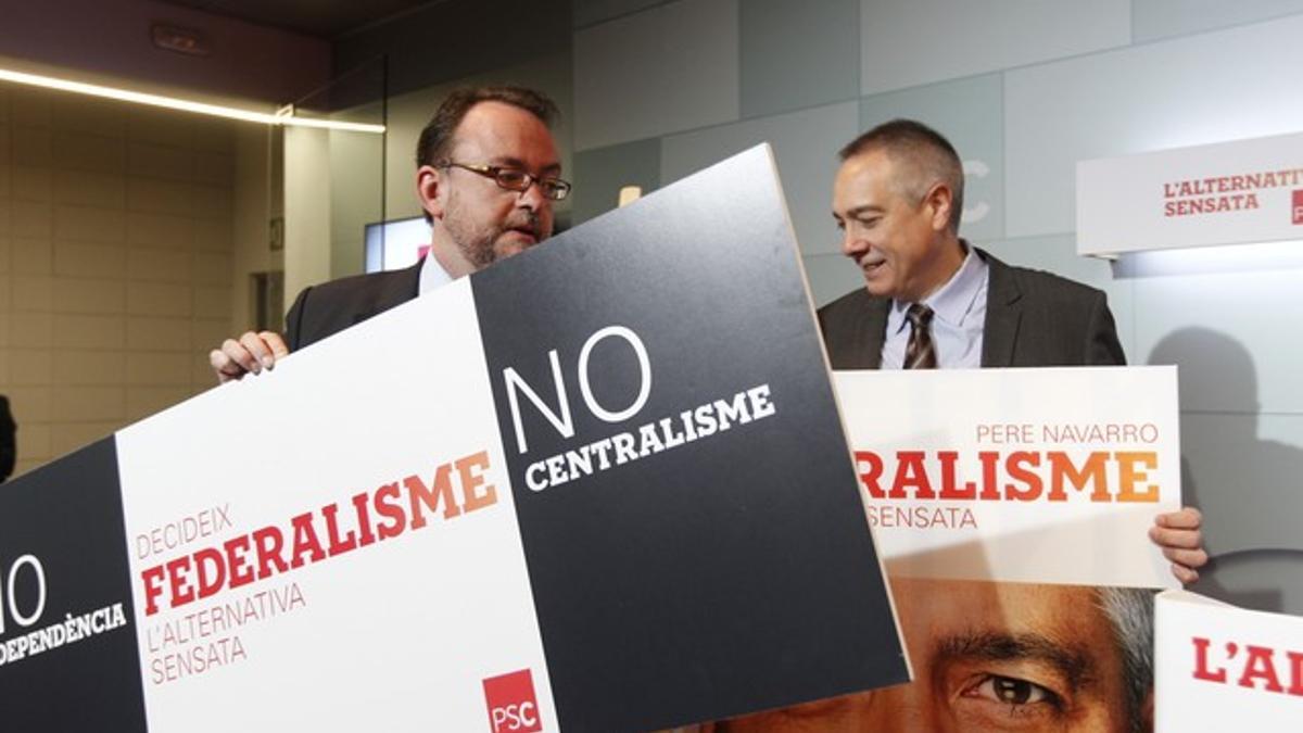 El jefe de campaña del PSC, Daniel Fernández, y el candidato, Pere Navarro, presentan este miércoles el lema y el cartel electoral del partido.