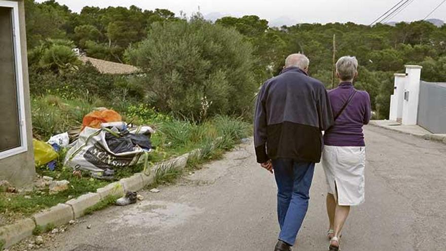 Una pareja camina por una calle de la urbanización la Mola de Andratx.