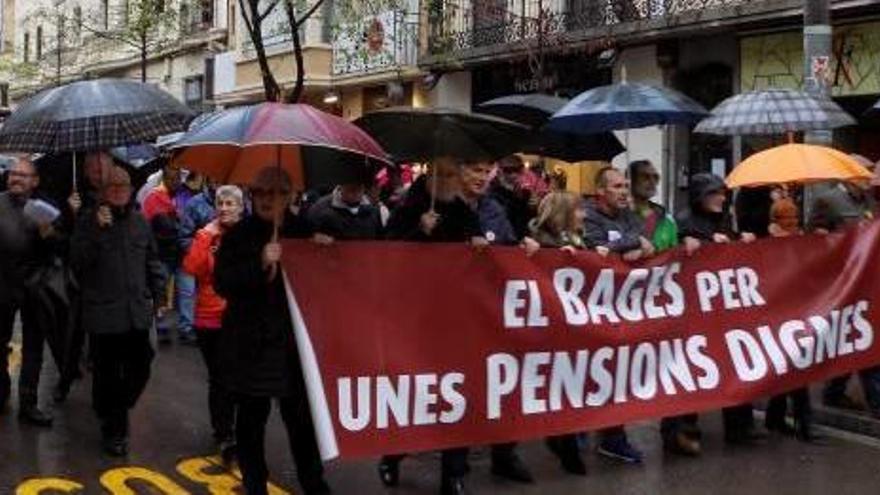 La protesta al seu pas pel carrer Guimerà, encapçalada per la pancarta de la plataforma