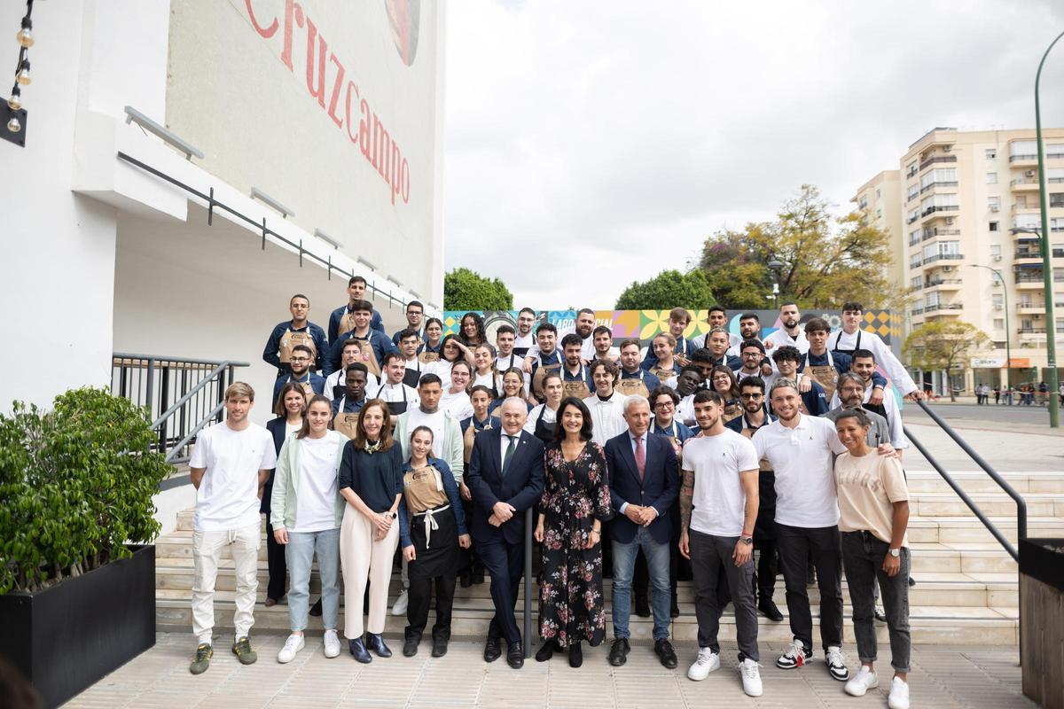 Fundación Cruzcampo con los jugadores de Sevilla y Betis presentes