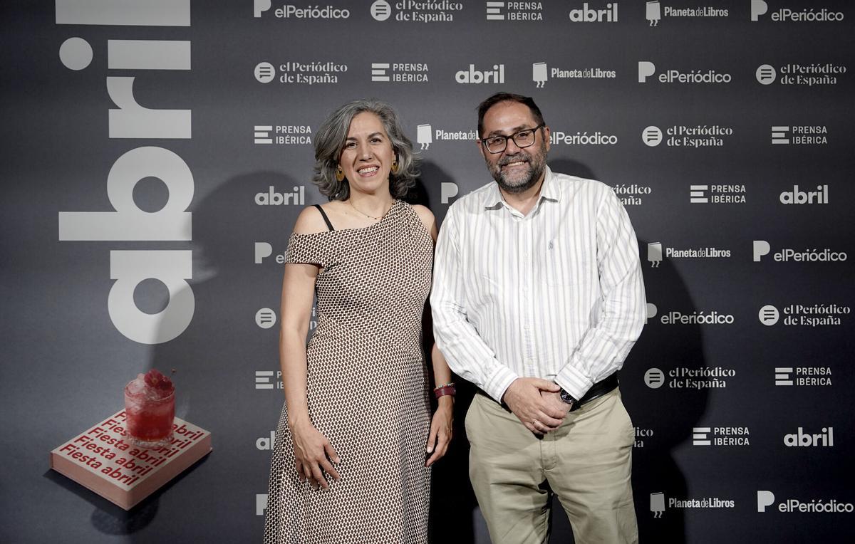 La periodista y escritora Irene Lozano junto a Armando Huerta, director de ‘El Periódico de España’