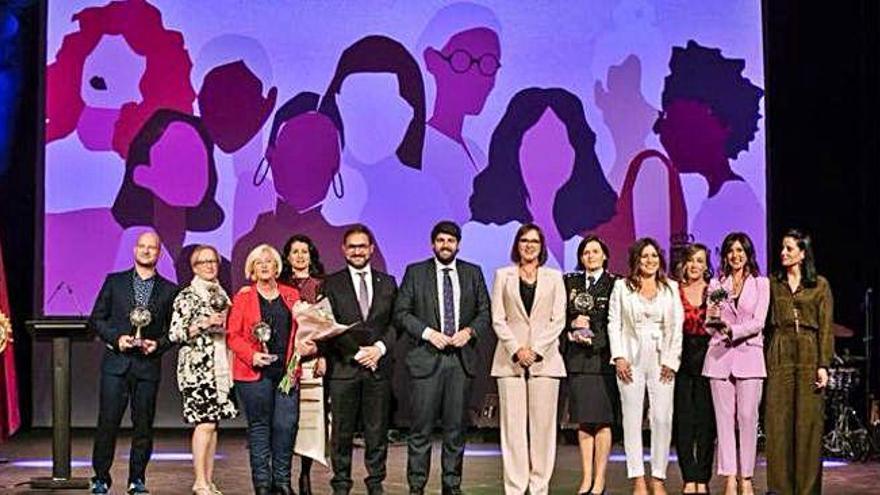 Los y las premiadas posan tras recibir sus galardones junto al presidente regional en el acto celebrado en el Teatro Guerra de Lorca.