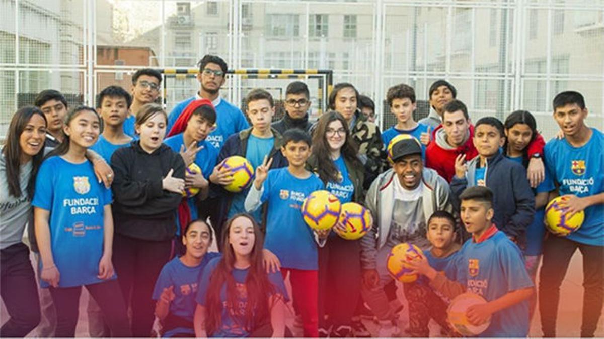Malcom sorprende a los niños y niñas en el Raval beneficiarios de la Fundación Barça