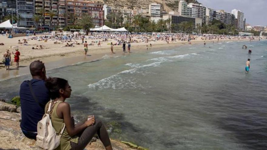 La playa del Postiguet (Alicante), ejemplo de playa urbana bien equipada, volverá a lucir este verano la «bandera azul».