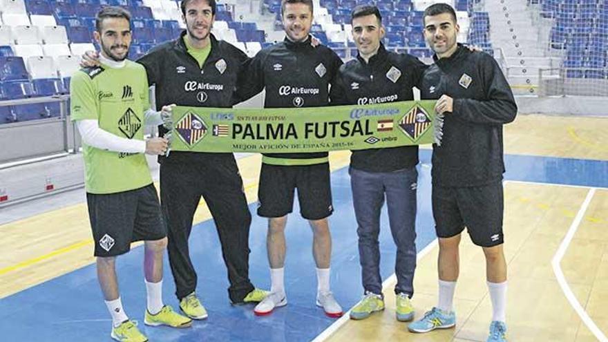 Chicho, Barrón, Maico, Eloy Rojas y David Pazos posan ayer con la bufanda del Palma Futsal en Son Moix.