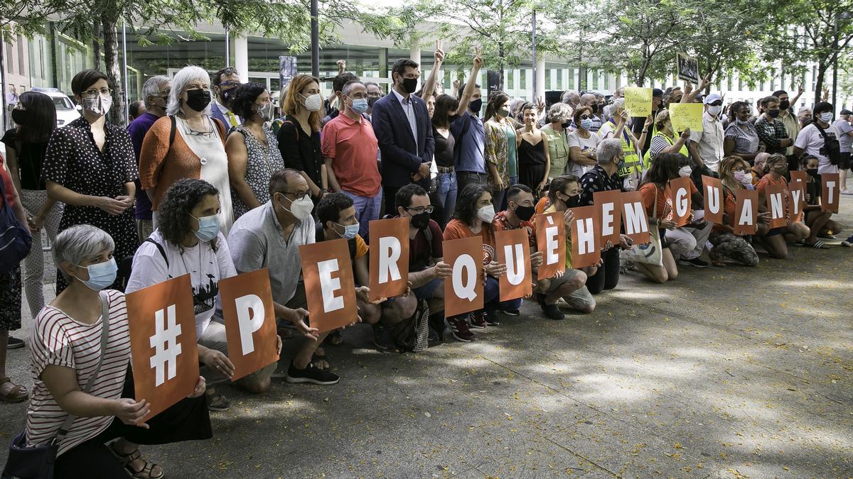 Barcelona 28/06/2021 El sindicat de llogateres, a juicio. Petición de 9 años de cárcel en total a dos inquilinos, Alpha y Fran, en alquiler en la calle de Floridablanca de Barcelona y al portavoz del Sindicat, Jaime Palomera, por una protesta en relación a un caso de no renovación de contrato de alquiler y de acoso inmobiliario. FOTOGRAFIA DE JOAN CORTADELLAS