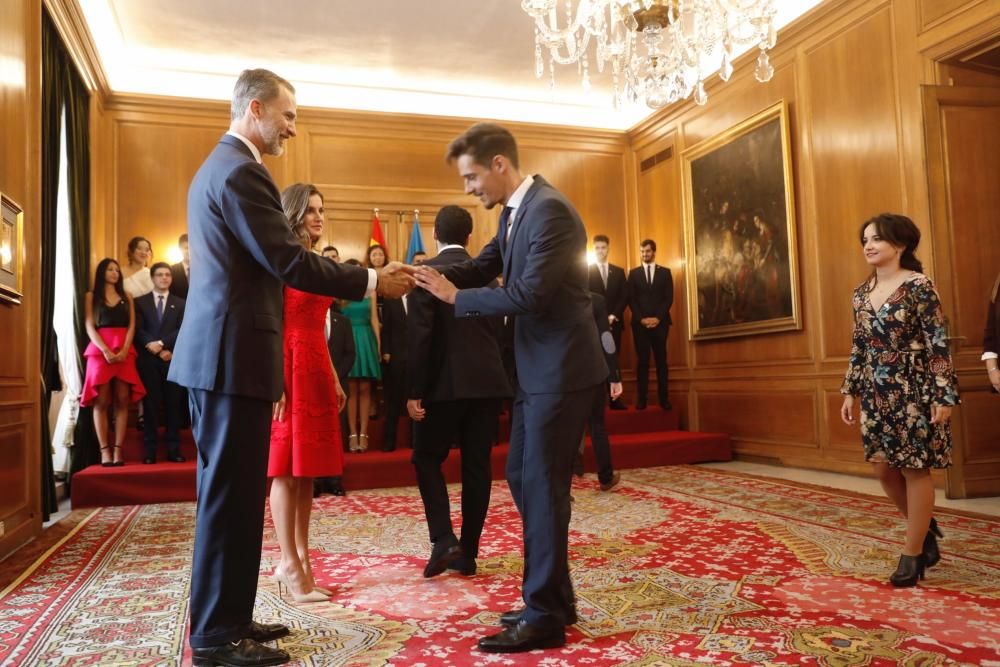 Los Reyes reciben a los mejores estudiantes de la Universidad de Oviedo.