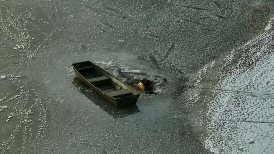 Angustiosas e impactantes las imágenes del rescate de un hombre y su perro en un lago helado