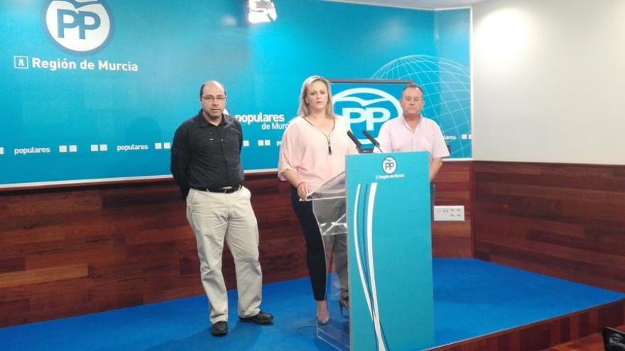 Marín compareció flanqueada por los concejales del PP de Torre Pacheco Nicolás y Buendía.