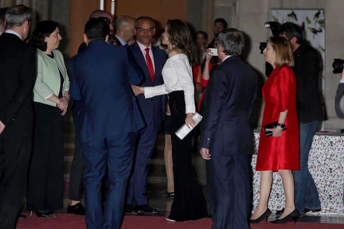 Letizia Ortiz con look blanco y negro de Hugo Boss y Uterqüe