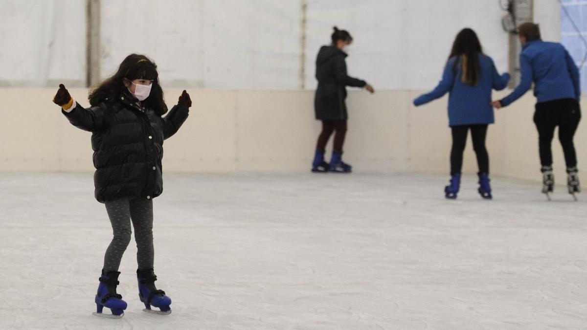 Primeros usuarios de la pista de hielo del Pontiñas Gadis.