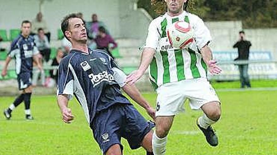 Israel controla el balón ante la presencia del jugador del Marino Miki.