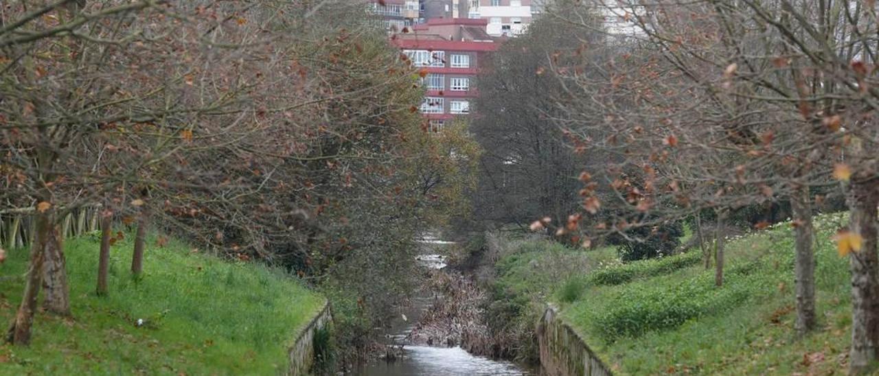 El río Raíces a su paso por el parque de La Deva.