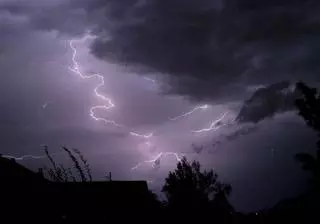 Tormentas, chubascos y brumas costeras: una DANA situada al oeste de Portugal condiciona el tiempo este fin de semana en Galicia