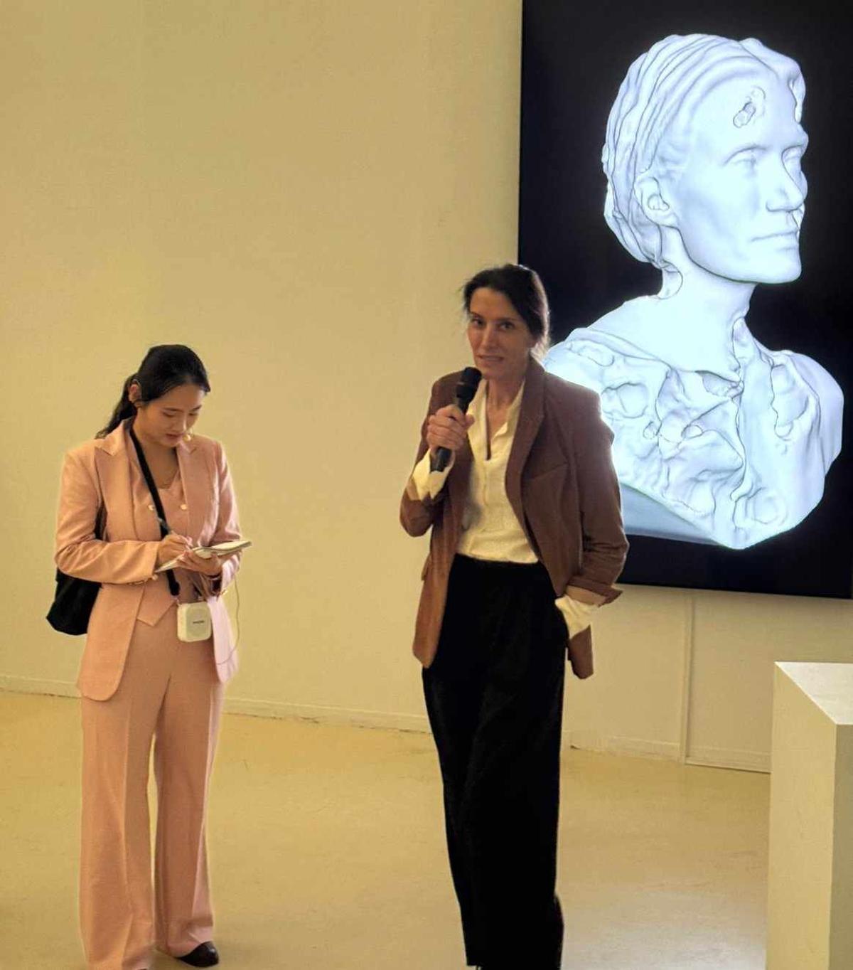 Amparo Sard, hablando sobre su obra.