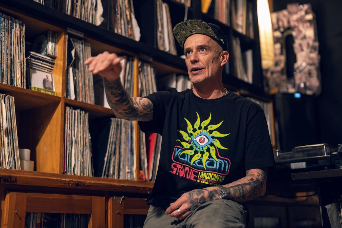 El discjockey Buenri, figura destacada y referente de la música mákina en su estudio, este noviembre.