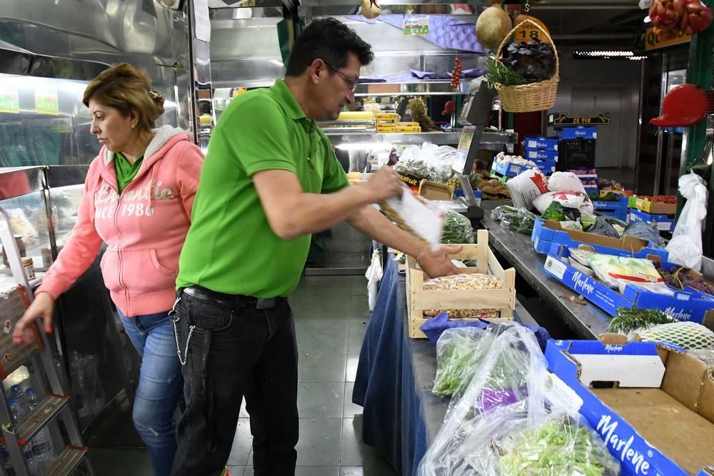 Los puesteros trasladan sus productos del mercado de Telde