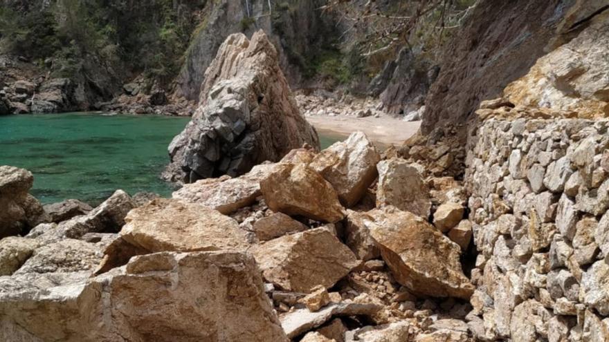 Les roques que han caigut a la Platja del Golfet