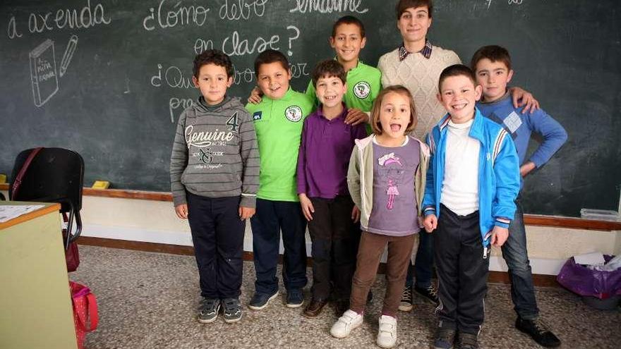 María Jesús Vázquez, con el grupo de alumnos asistentes a la sesión de ayer.  // Bernabé/Luismy