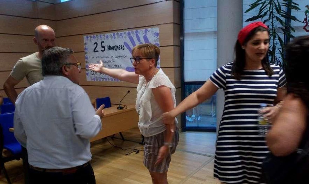 El bipartito aprueba las 3 dedicaciones exclusivas y 4 parciales en un pleno que acabó con tensión