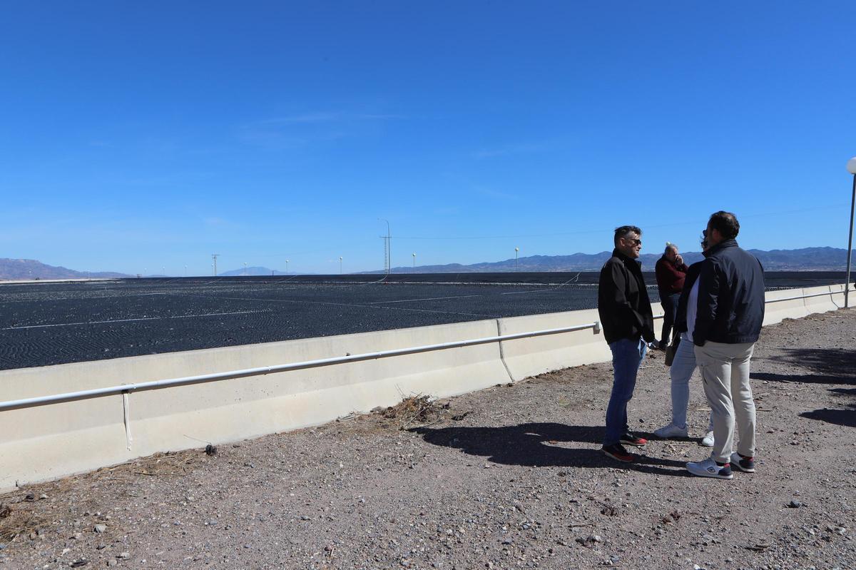 Vista general de la balsa de La Torrecilla donde se ha instalado el sistema.