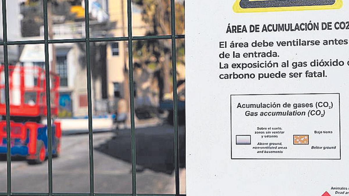 Un cartel indica la acumulación de CO2 en Puerto Naos.