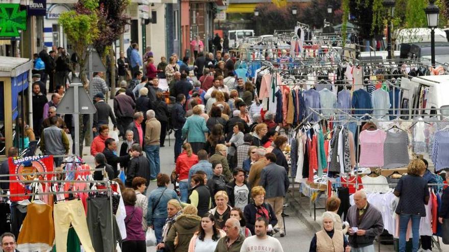 Asistentes al mercado semanal de Sotrondio.