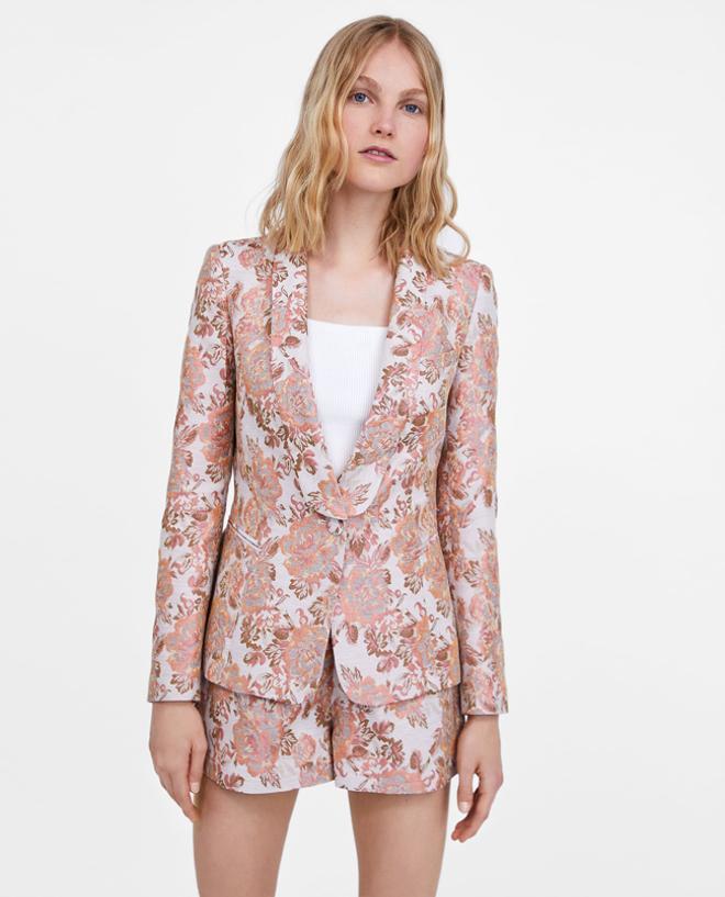 Traje con short estampado con flores