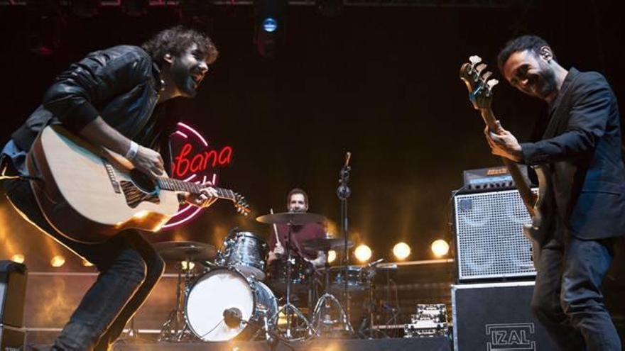 Los integrantes de Izal, en uno de los conciertos de su gira «Copacabana».