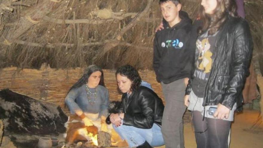 Jóvenes en el aula arqueológica de Morales de Rey.