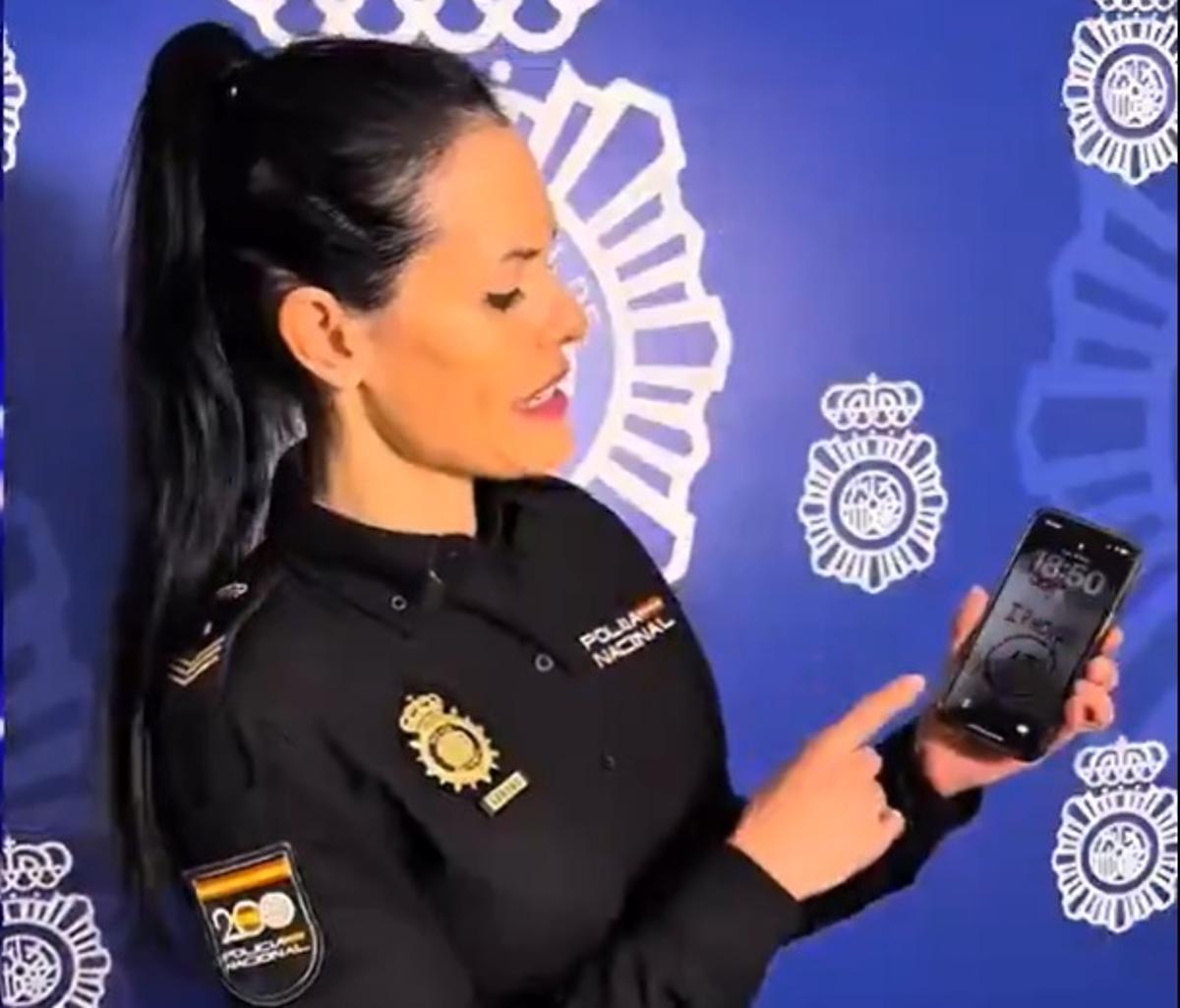 La agente de la Policía Nacional explicando la función que debemos activar en el móvil