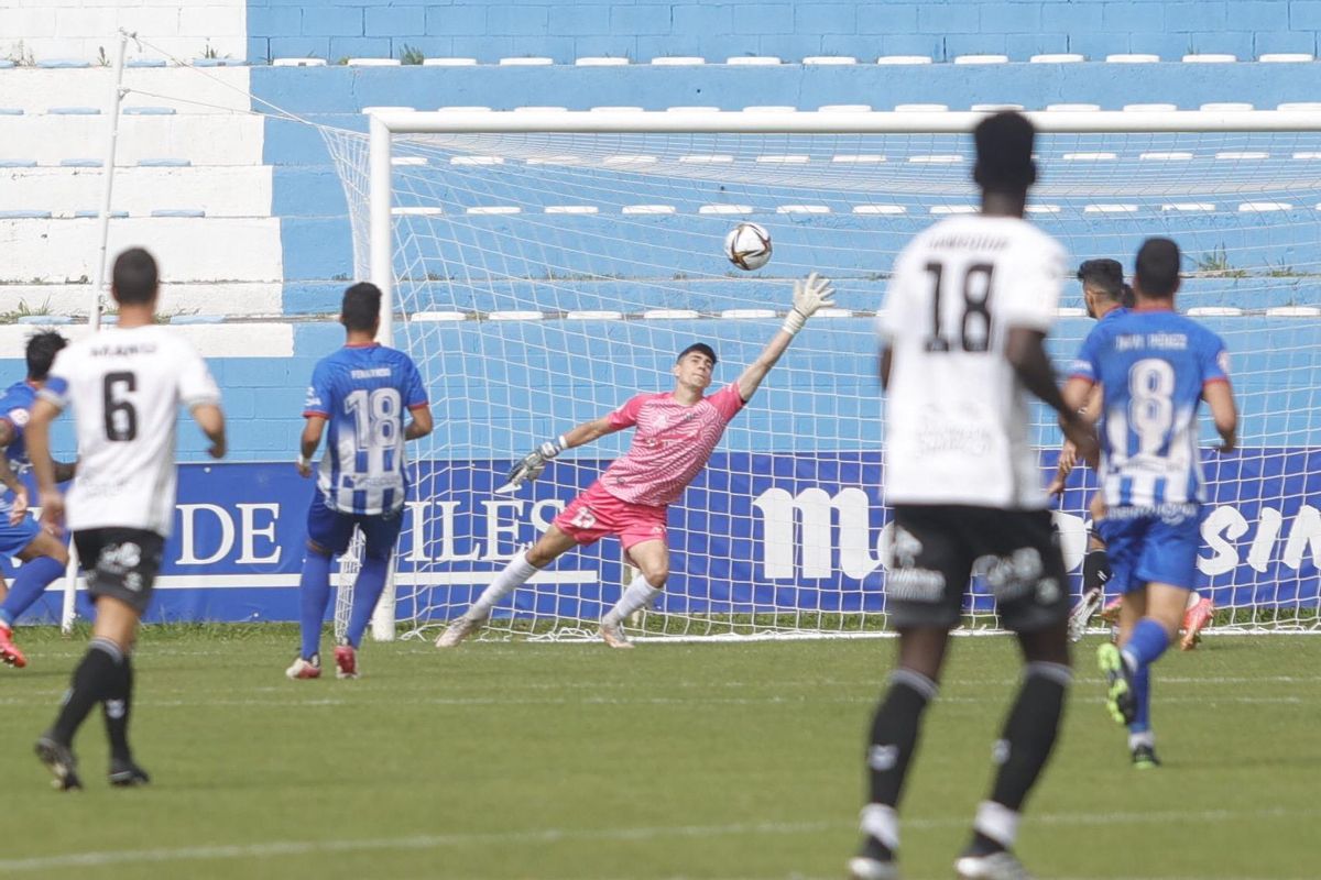 Mario de Luis, en un partido con el Avilés