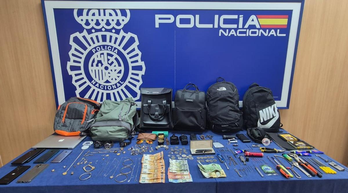 Objetosque fueron robados por los ladrones y que han sido intervenidos por la Policía Nacional.