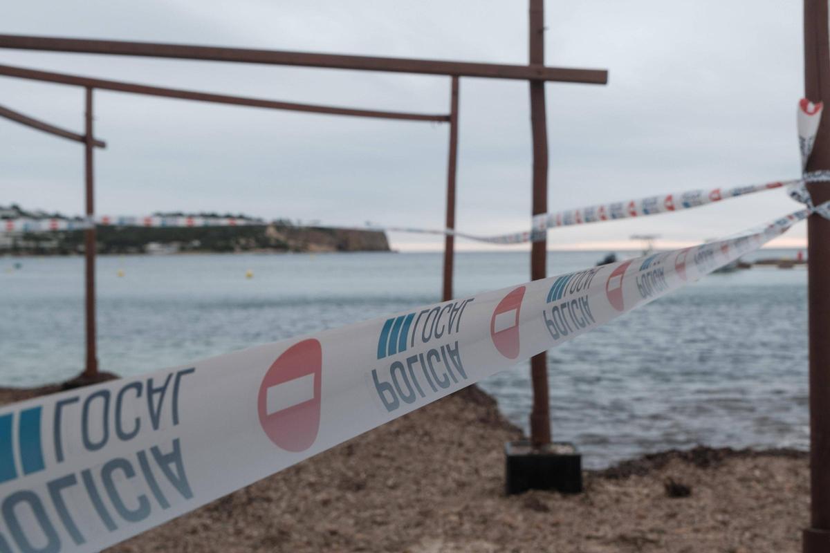 Precintan el bar Flotante de Talamanca por el peligro de su estructura tras el temporal