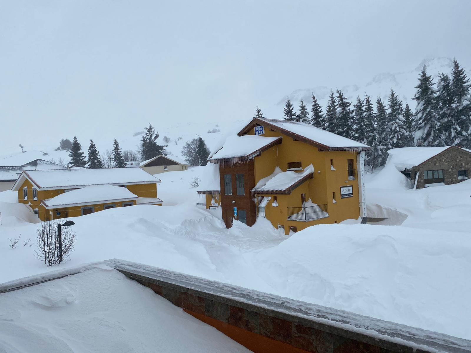 Más de dos metros de nieve: así se enfrentan los vecinos de Aller al temporal