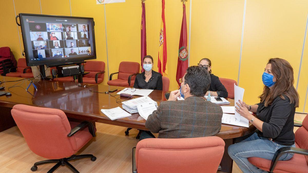 La edil de Personal se reúne con los representantes sindicales de Brigadas y Bomberos en el Ayuntamiento.