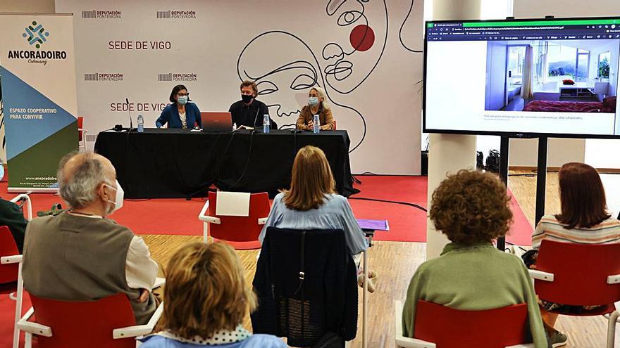 Los arquitectos Jesús Irisarri y Lupe Piñera presentan en la sede de la Diputación de Pontevedra en el Casco Vello el proyecto  de edificio residencial  en el que envejecer  de forma colaborativa.  | // ALBA VILLAR