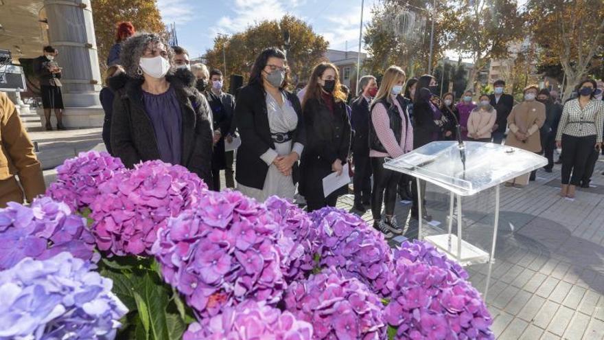Flores en honor a las mujeres asesinadas, ayer en la Asamblea.                 | A.R.